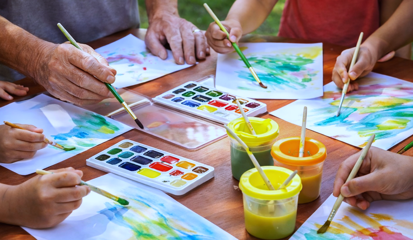 Deltakere som arbeider med kunstprosjekt